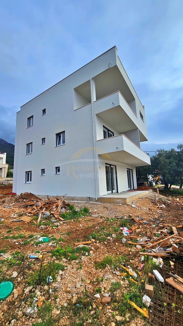 PRODAJA: Prostoren trisobni stan z velikim vrtom – Kaštel Stari (novogradnja)